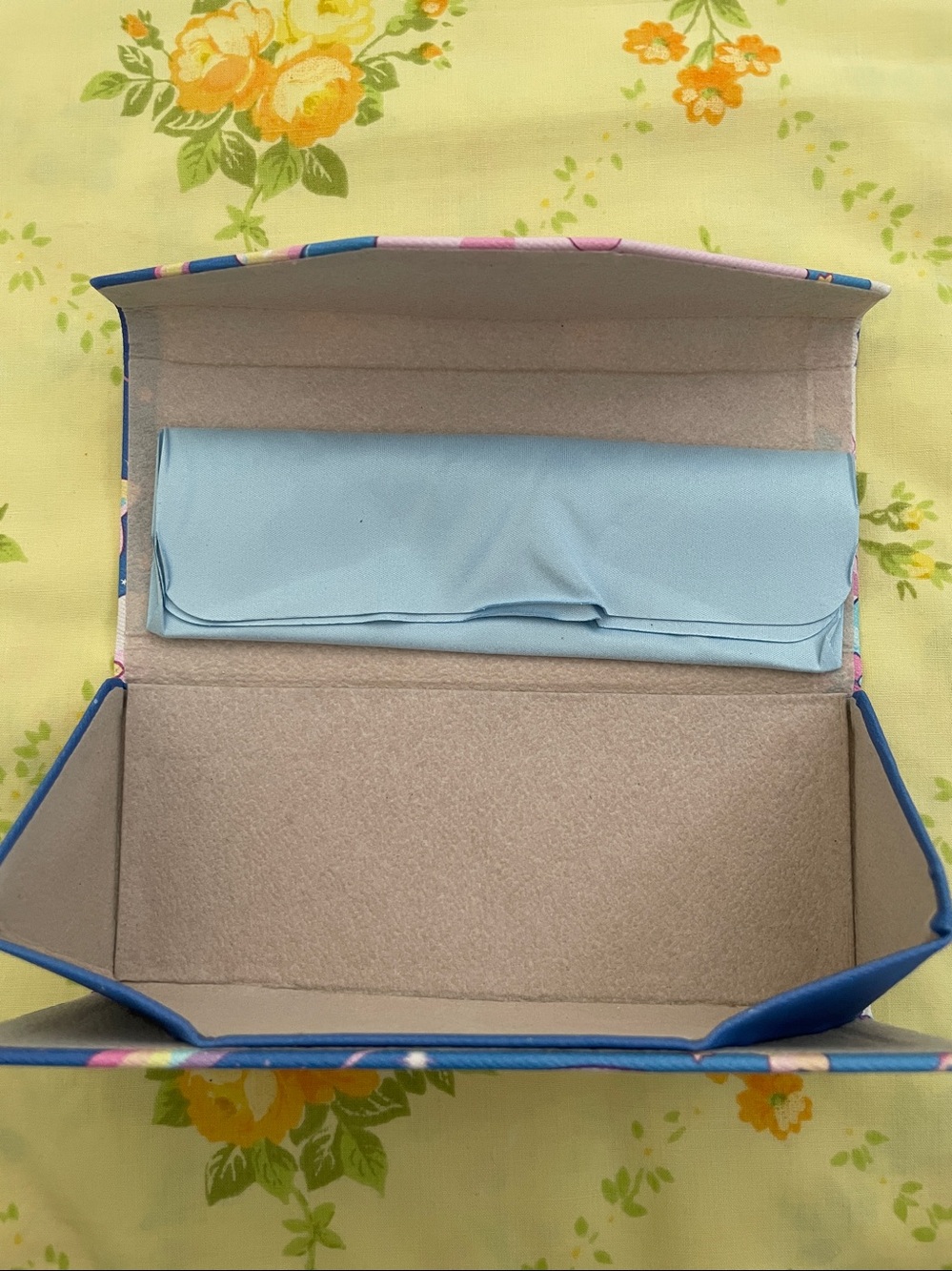 New Foldable Kirby Eyeglass Holder - Picture 5 of 5